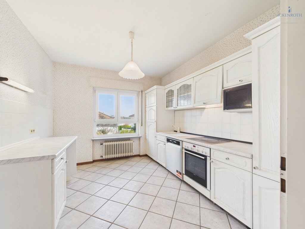 **Sanierungsbedürftiges EFH (ca.227m²) mit guter Raumaufteilung, Garten, gr. Garage -tolle Lage!**