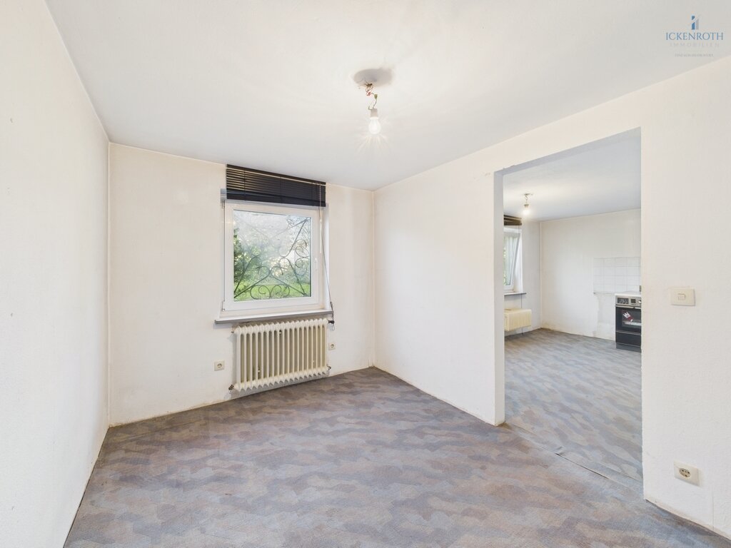 **Sanierungsbedürftiges EFH (ca.227m²) mit guter Raumaufteilung, Garten, gr. Garage -tolle Lage!**