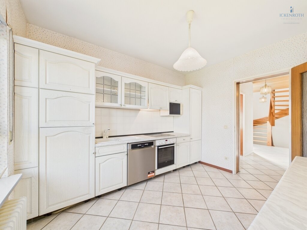 **Sanierungsbedürftiges EFH (ca.227m²) mit guter Raumaufteilung, Garten, gr. Garage -tolle Lage!**