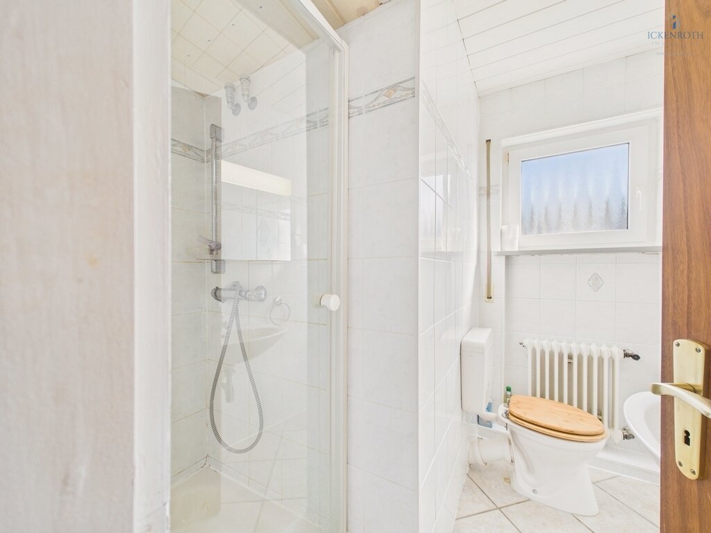 **Sanierungsbedürftiges EFH (ca.227m²) mit guter Raumaufteilung, Garten, gr. Garage -tolle Lage!**