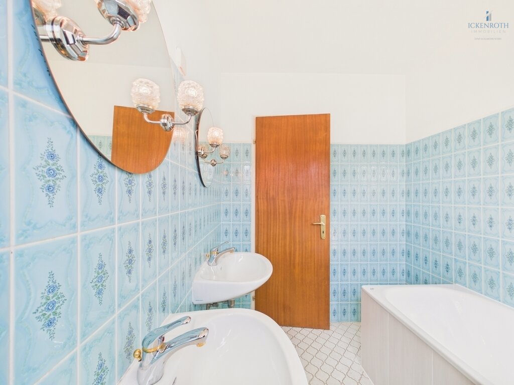 **Sanierungsbedürftiges EFH (ca.227m²) mit guter Raumaufteilung, Garten, gr. Garage -tolle Lage!**