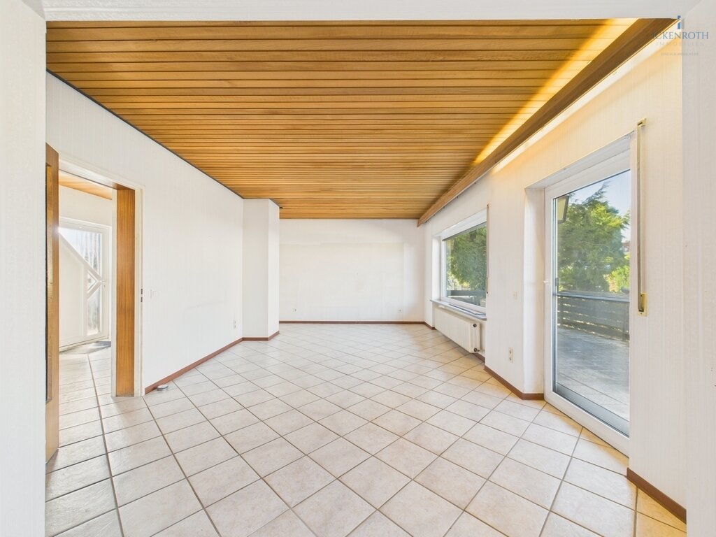 **Sanierungsbedürftiges EFH (ca.227m²) mit guter Raumaufteilung, Garten, gr. Garage -tolle Lage!**