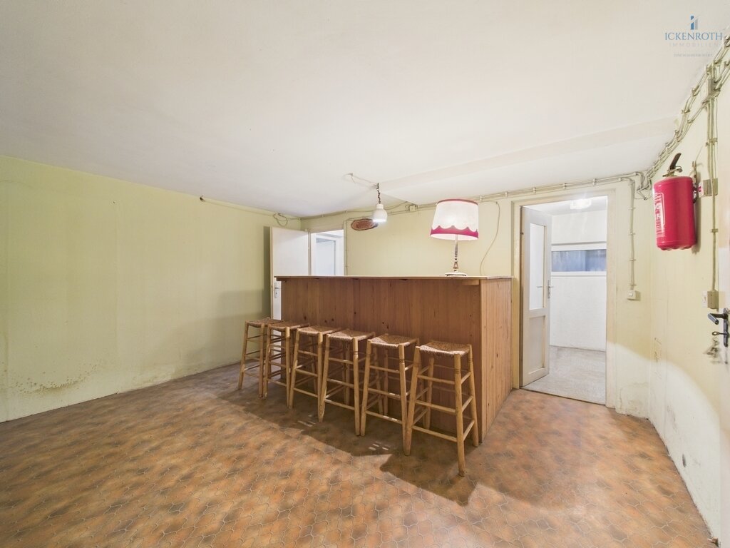 **Sanierungsbedürftiges EFH (ca.227m²) mit guter Raumaufteilung, Garten, gr. Garage -tolle Lage!**
