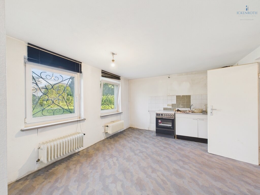 **Sanierungsbedürftiges EFH (ca.227m²) mit guter Raumaufteilung, Garten, gr. Garage -tolle Lage!**