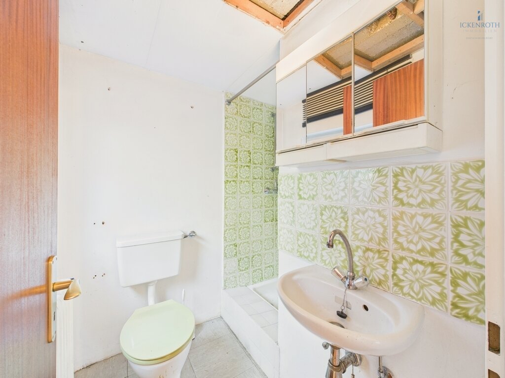 **Sanierungsbedürftiges EFH (ca.227m²) mit guter Raumaufteilung, Garten, gr. Garage -tolle Lage!**