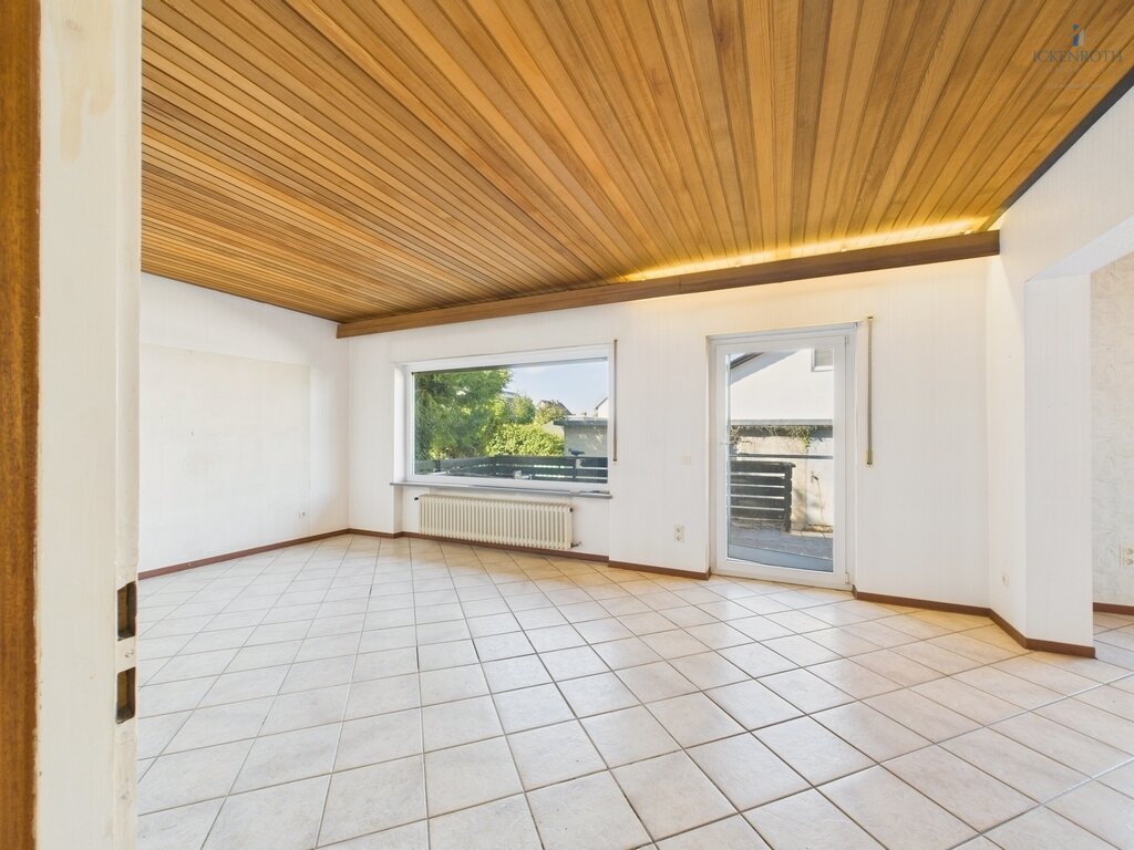 **Sanierungsbedürftiges EFH (ca.227m²) mit guter Raumaufteilung, Garten, gr. Garage -tolle Lage!**