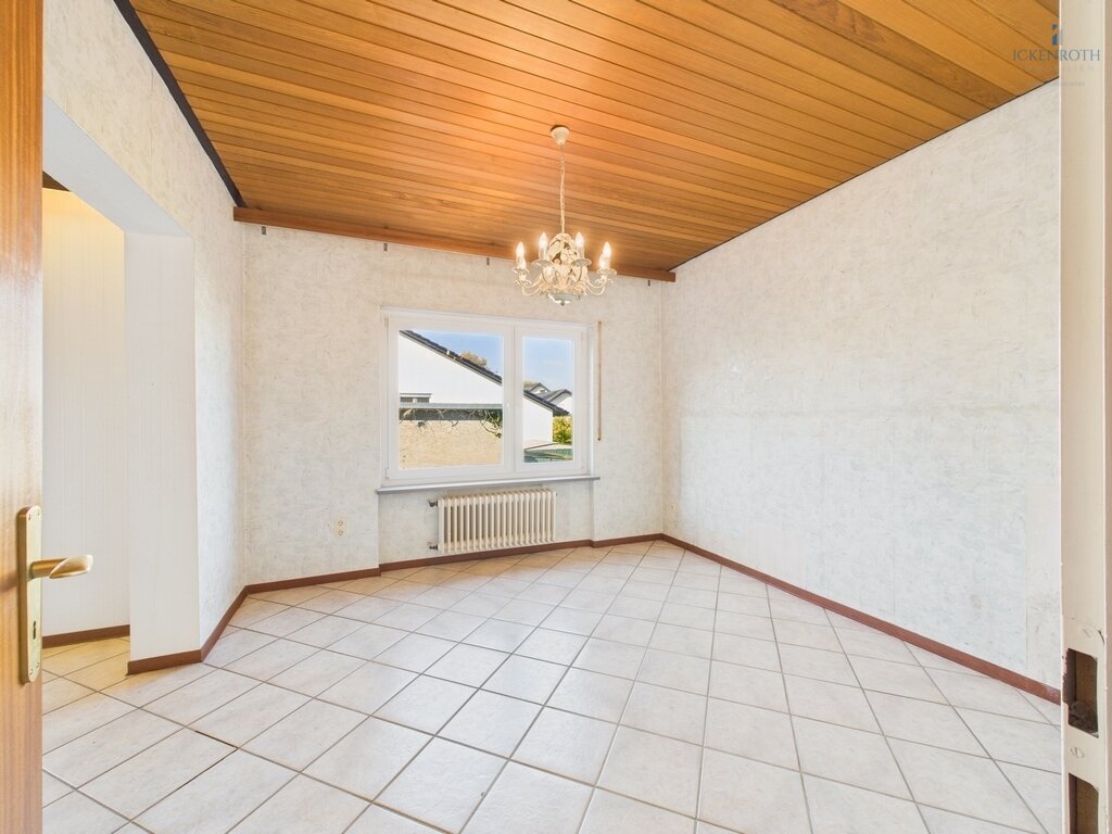 **Sanierungsbedürftiges EFH (ca.227m²) mit guter Raumaufteilung, Garten, gr. Garage -tolle Lage!**