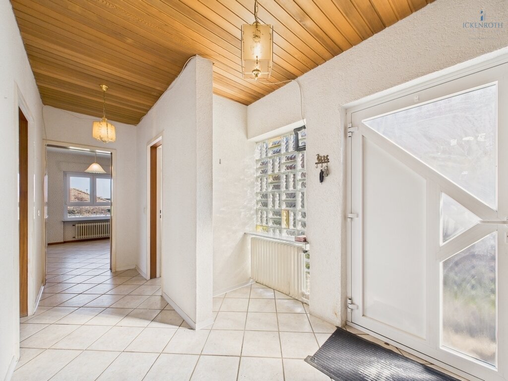 **Sanierungsbedürftiges EFH (ca.227m²) mit guter Raumaufteilung, Garten, gr. Garage -tolle Lage!**