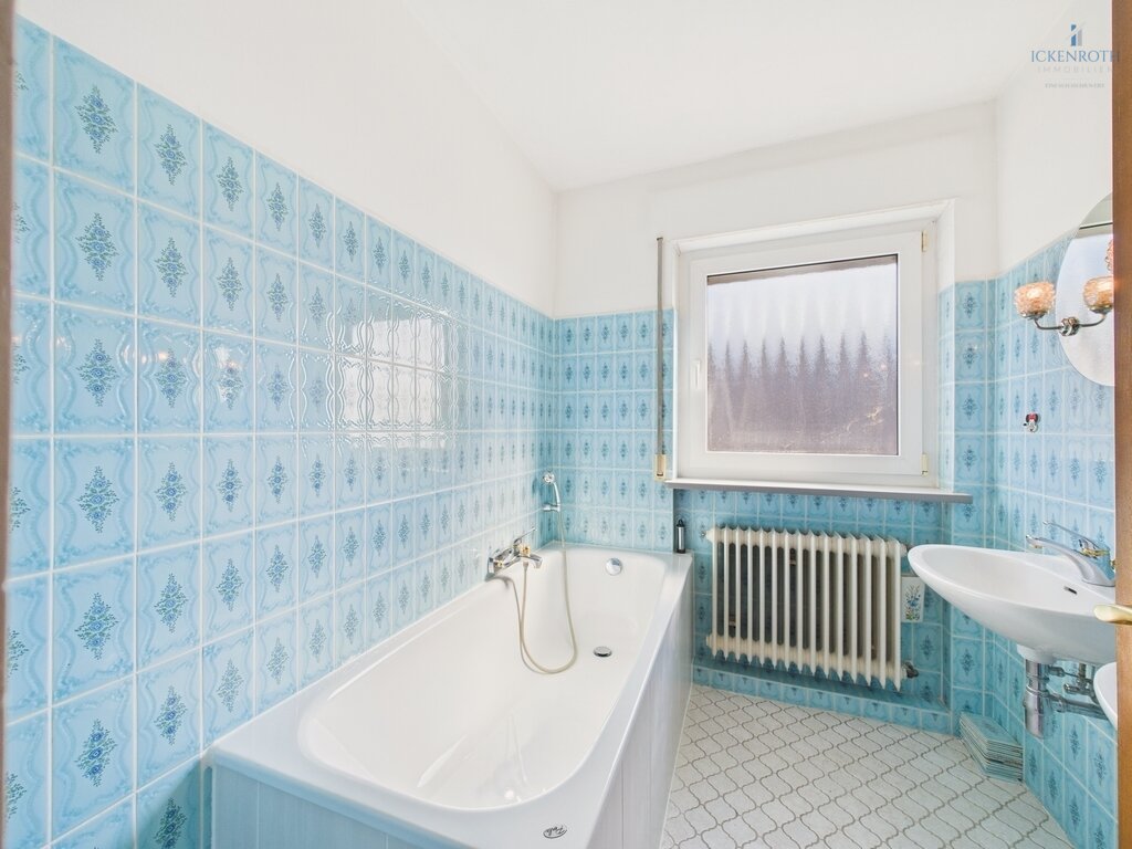 **Sanierungsbedürftiges EFH (ca.227m²) mit guter Raumaufteilung, Garten, gr. Garage -tolle Lage!**