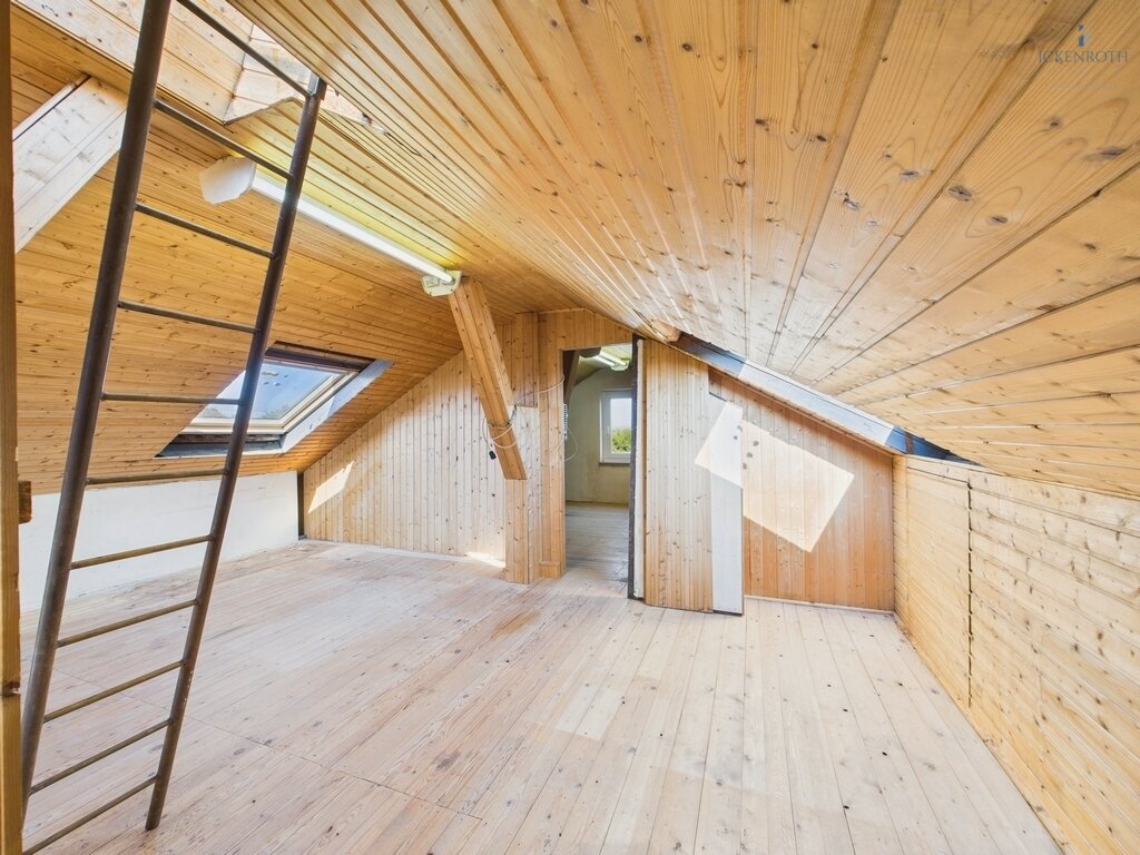 **Sanierungsbedürftiges EFH (ca.227m²) mit guter Raumaufteilung, Garten, gr. Garage -tolle Lage!**