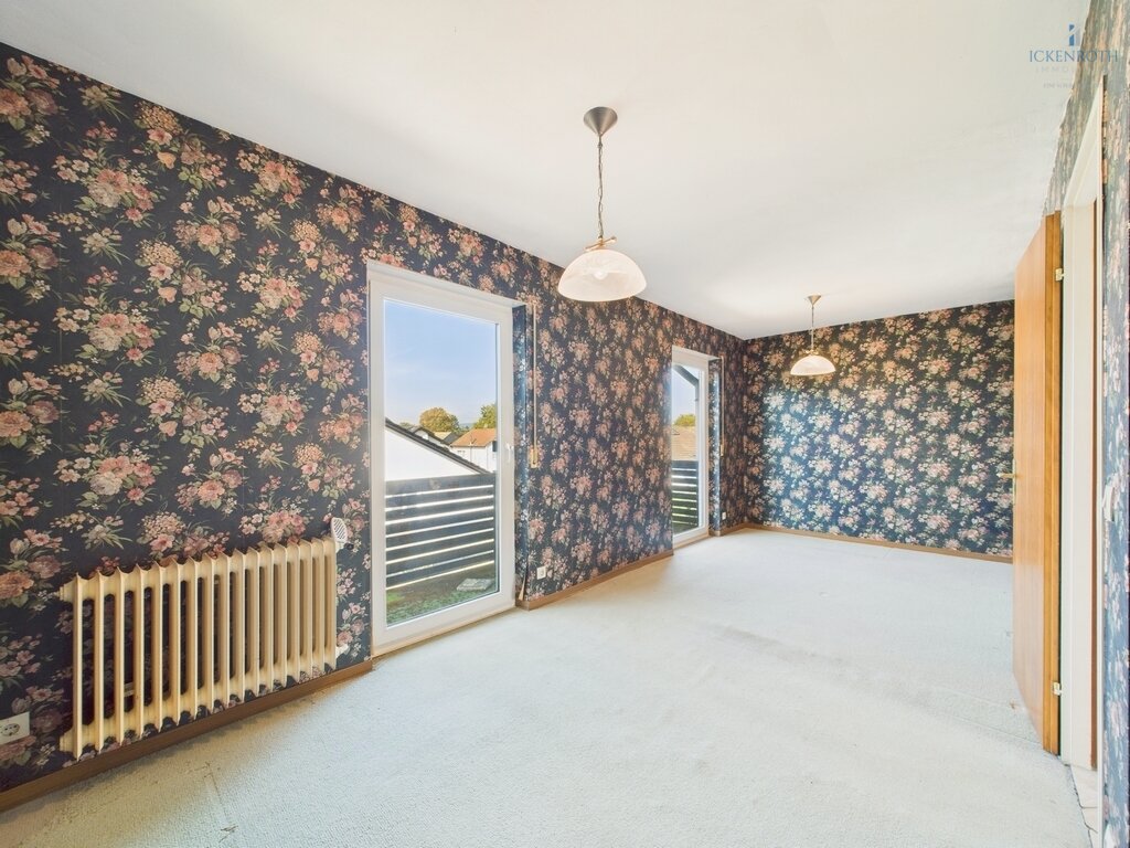 **Sanierungsbedürftiges EFH (ca.227m²) mit guter Raumaufteilung, Garten, gr. Garage -tolle Lage!**