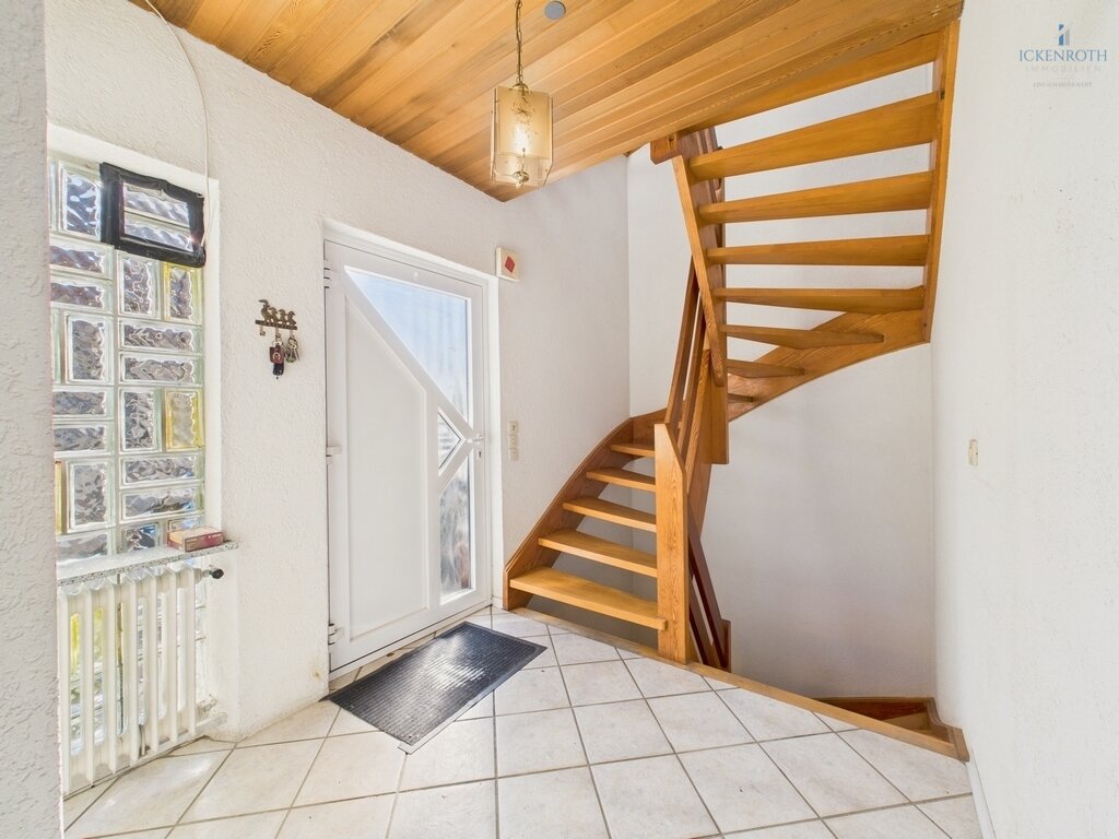 **Sanierungsbedürftiges EFH (ca.227m²) mit guter Raumaufteilung, Garten, gr. Garage -tolle Lage!**