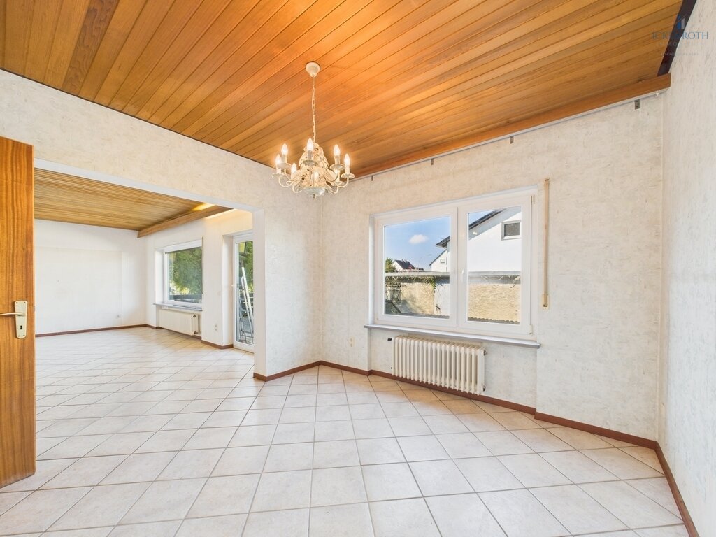 **Sanierungsbedürftiges EFH (ca.227m²) mit guter Raumaufteilung, Garten, gr. Garage -tolle Lage!**
