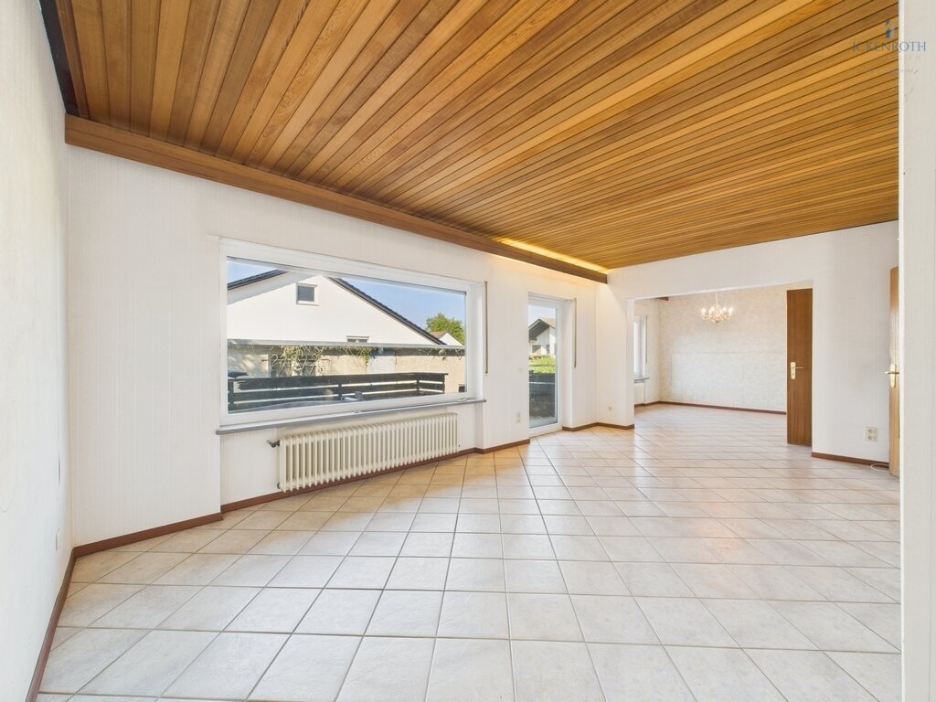 **Sanierungsbedürftiges EFH (ca.227m²) mit guter Raumaufteilung, Garten, gr. Garage -tolle Lage!**