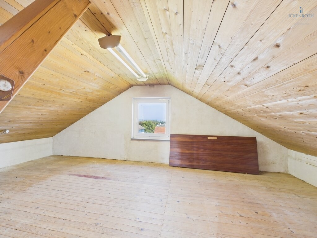 **Sanierungsbedürftiges EFH (ca.227m²) mit guter Raumaufteilung, Garten, gr. Garage -tolle Lage!**