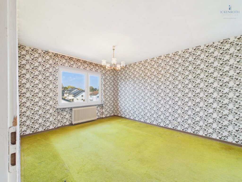 **Sanierungsbedürftiges EFH (ca.227m²) mit guter Raumaufteilung, Garten, gr. Garage -tolle Lage!**