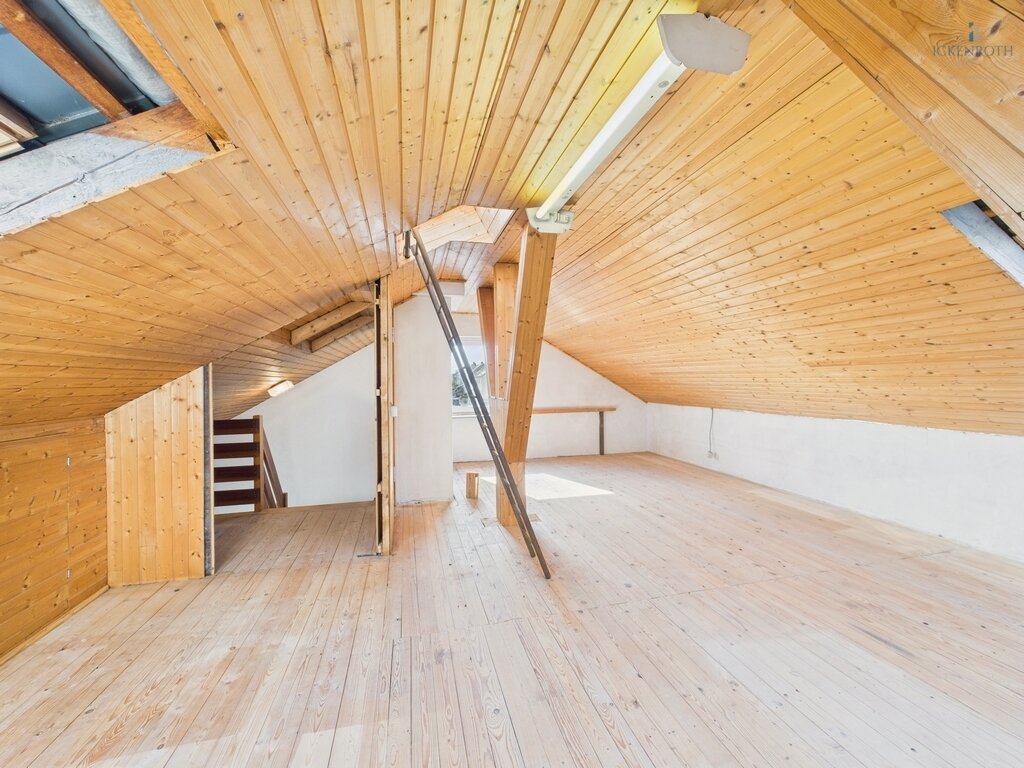 **Sanierungsbedürftiges EFH (ca.227m²) mit guter Raumaufteilung, Garten, gr. Garage -tolle Lage!**