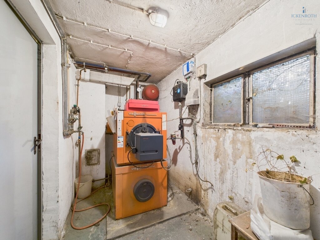 **Sanierungsbedürftiges EFH (ca.227m²) mit guter Raumaufteilung, Garten, gr. Garage -tolle Lage!**