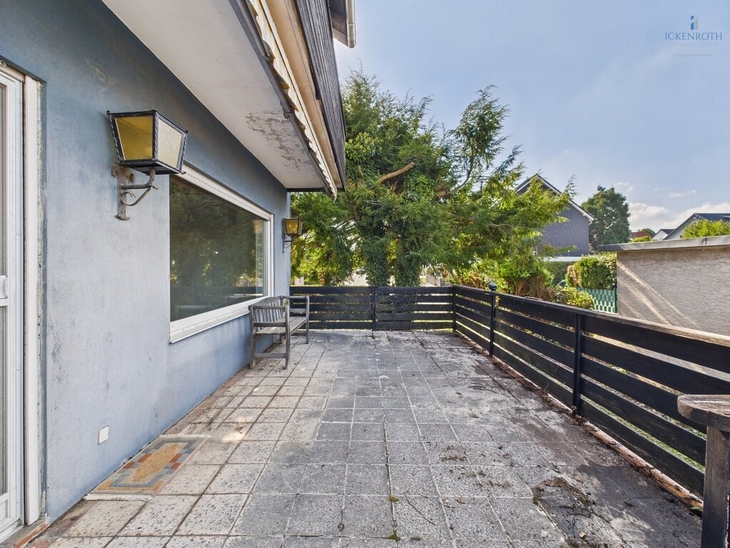 **Sanierungsbedürftiges EFH (ca.227m²) mit guter Raumaufteilung, Garten, gr. Garage -tolle Lage!**