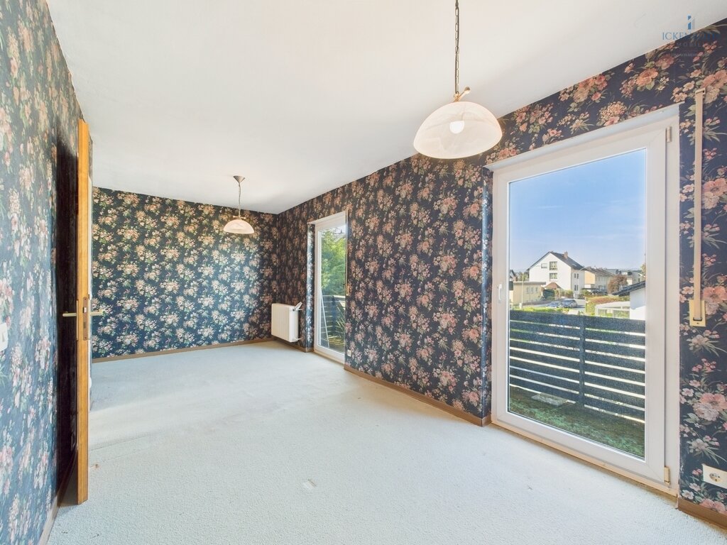 **Sanierungsbedürftiges EFH (ca.227m²) mit guter Raumaufteilung, Garten, gr. Garage -tolle Lage!**