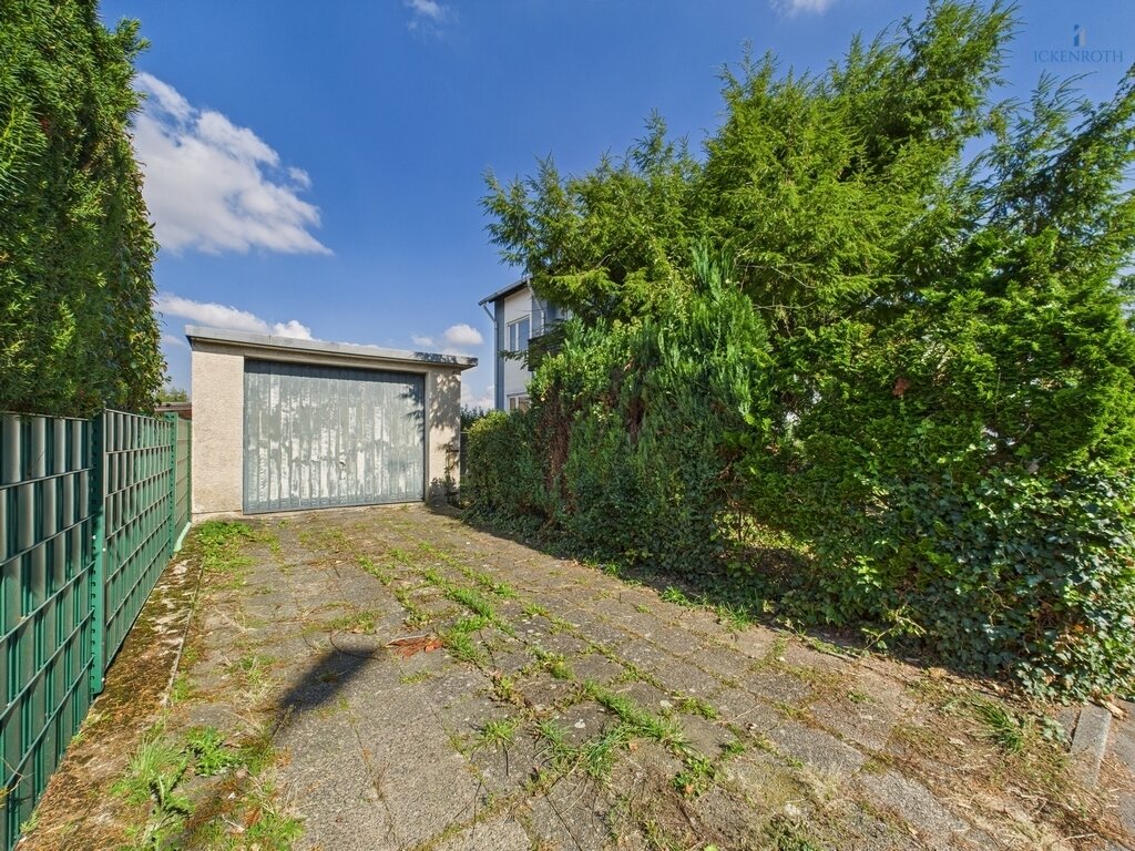 **Sanierungsbedürftiges EFH (ca.227m²) mit guter Raumaufteilung, Garten, gr. Garage -tolle Lage!**