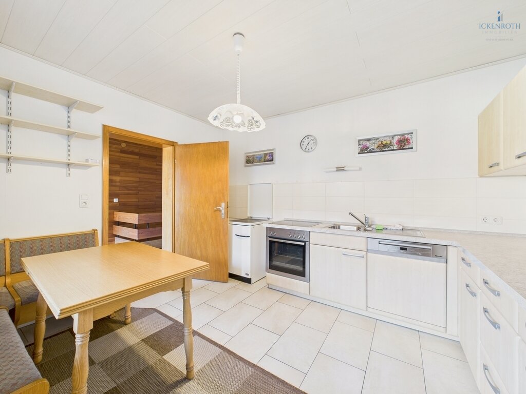 **Schönes 1-2 Familienhaus mit tollen Gartenflächen, guter Raumaufteilung, Garage, uvm.-ruhige Lage!**