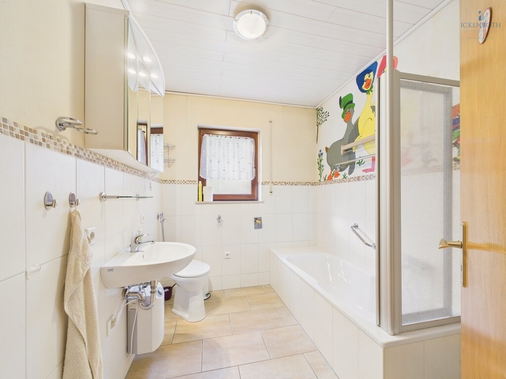 **Schönes 1-2 Familienhaus mit tollen Gartenflächen, guter Raumaufteilung, Garage, uvm.-ruhige Lage!**