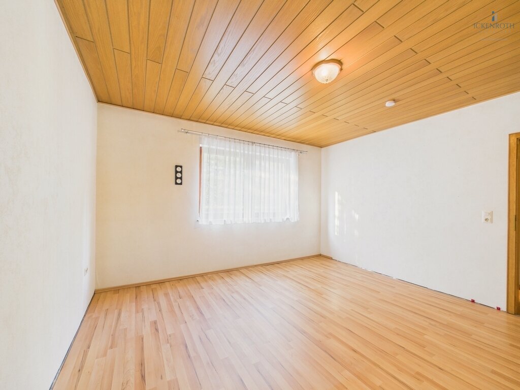 **Schönes 1-2 Familienhaus mit tollen Gartenflächen, guter Raumaufteilung, Garage, uvm.-ruhige Lage!**