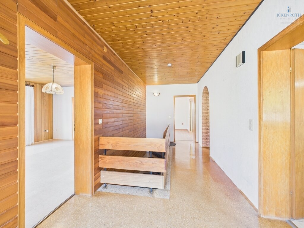 **Schönes 1-2 Familienhaus mit tollen Gartenflächen, guter Raumaufteilung, Garage, uvm.-ruhige Lage!**