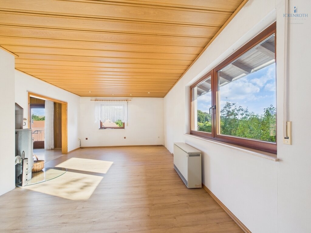 **Schönes 1-2 Familienhaus mit tollen Gartenflächen, guter Raumaufteilung, Garage, uvm.-ruhige Lage!**