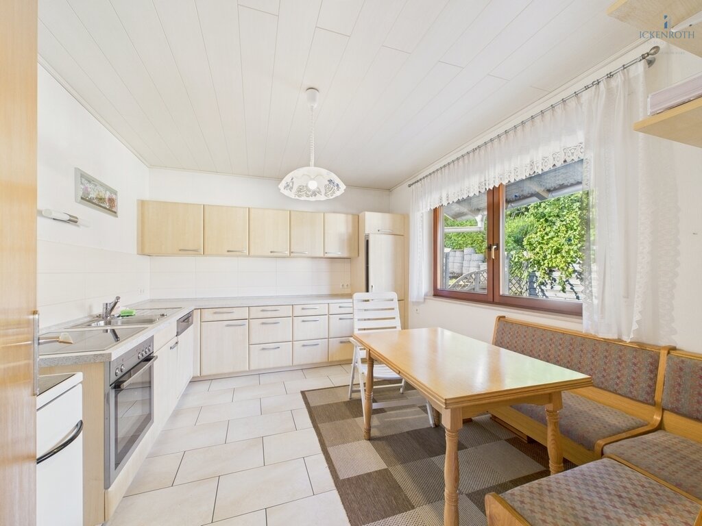 **Schönes 1-2 Familienhaus mit tollen Gartenflächen, guter Raumaufteilung, Garage, uvm.-ruhige Lage!**