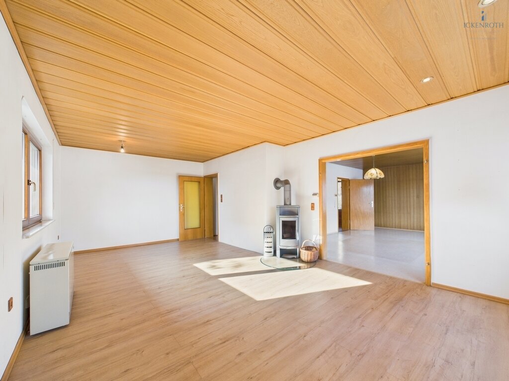 **Schönes 1-2 Familienhaus mit tollen Gartenflächen, guter Raumaufteilung, Garage, uvm.-ruhige Lage!**