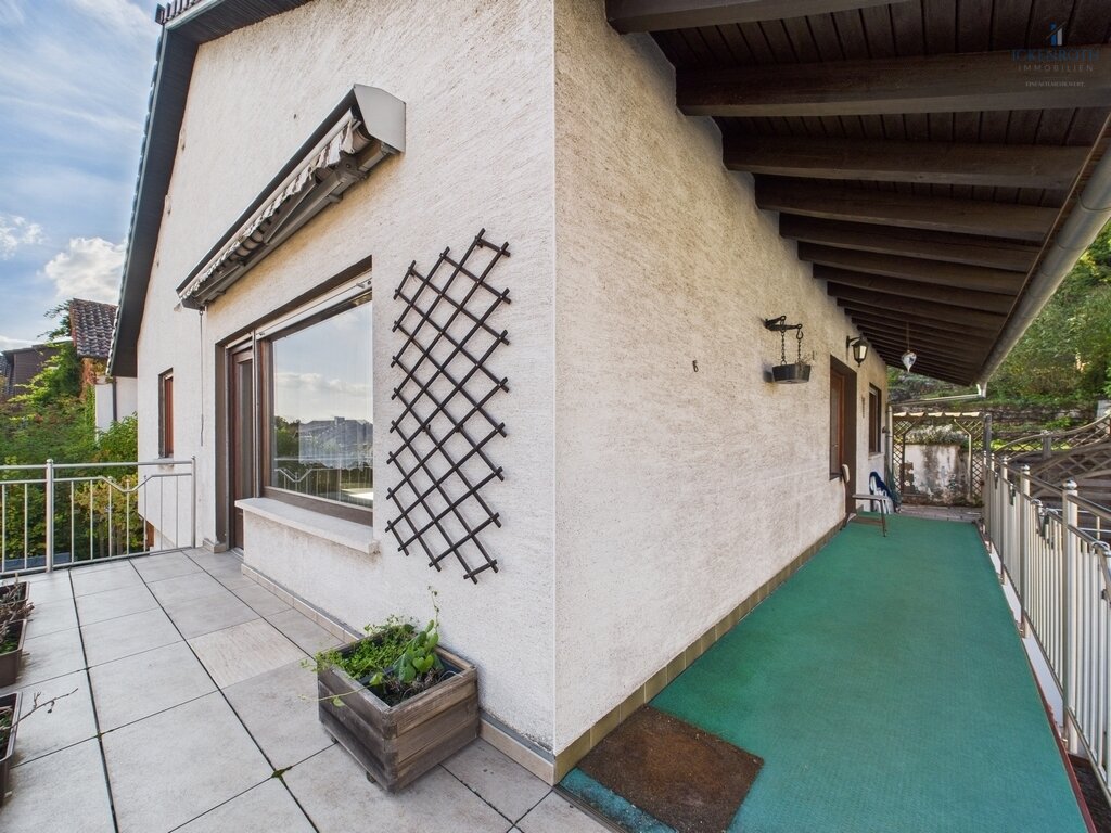 **Schönes 1-2 Familienhaus mit tollen Gartenflächen, guter Raumaufteilung, Garage, uvm.-ruhige Lage!**