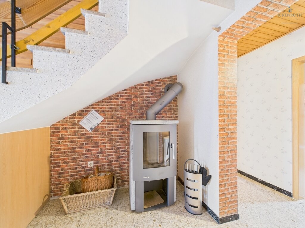 **Schönes 1-2 Familienhaus mit tollen Gartenflächen, guter Raumaufteilung, Garage, uvm.-ruhige Lage!**