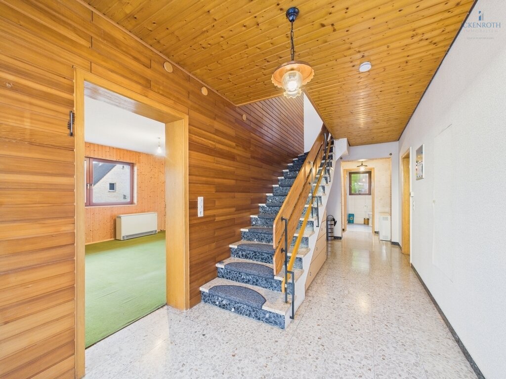 **Schönes 1-2 Familienhaus mit tollen Gartenflächen, guter Raumaufteilung, Garage, uvm.-ruhige Lage!**