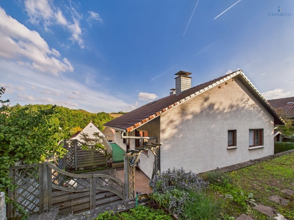 **Schönes 1-2 Familienhaus mit tollen Gartenflächen, guter Raumaufteilung, Garage, uvm.-ruhige Lage!**