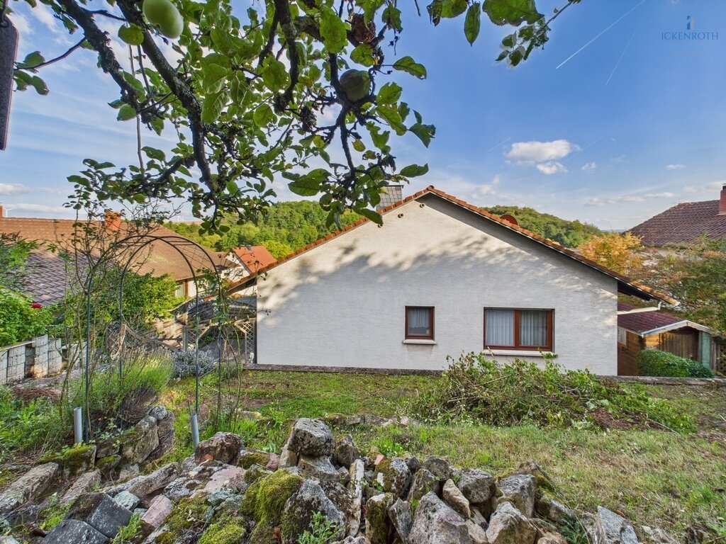 **Schönes 1-2 Familienhaus mit tollen Gartenflächen, guter Raumaufteilung, Garage, uvm.-ruhige Lage!**