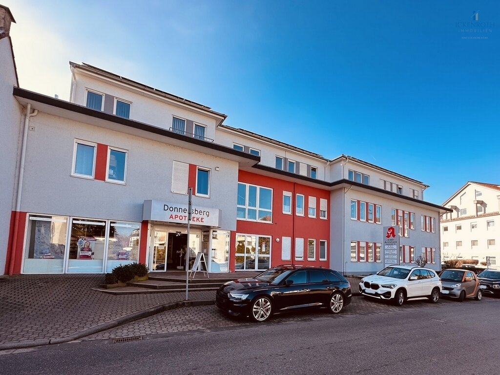 **Renovierte Büro/Praxisräume (ca.55m²) mit Aufzug, KFZ-Stellplatz, Balkon - zentrale Lage mit Laufkundschaft**