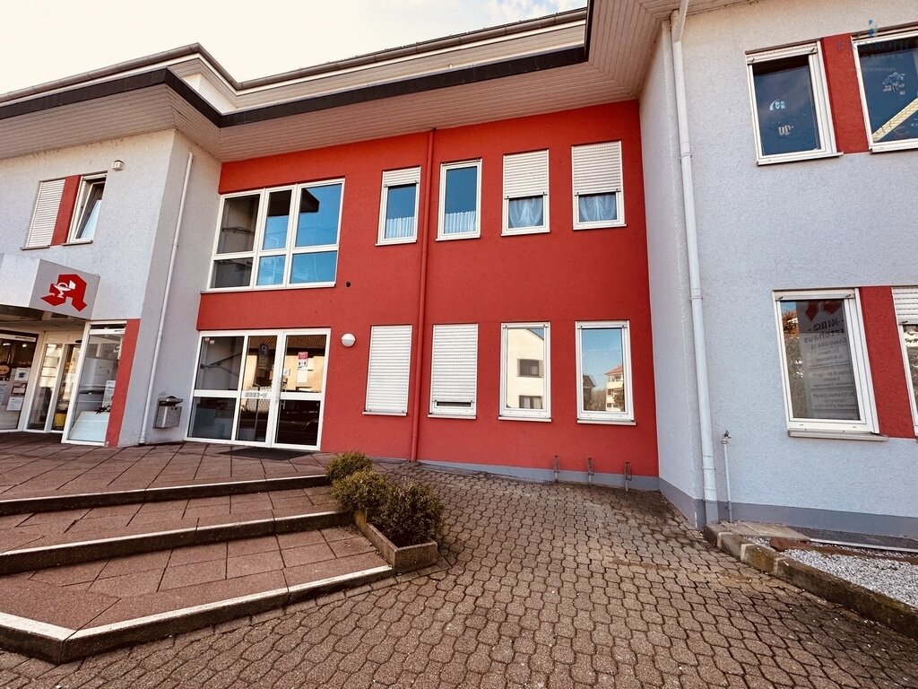 **Renovierte Büro/Praxisräume (ca.55m²) mit Aufzug, KFZ-Stellplatz, Balkon - zentrale Lage mit Laufkundschaft**