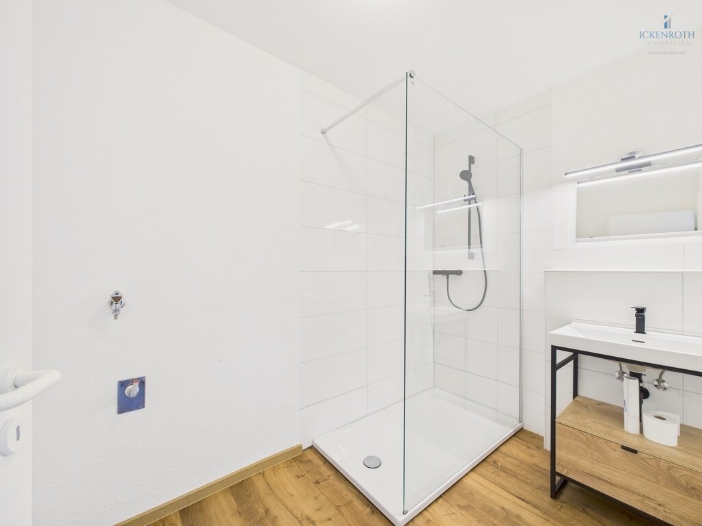 **Renovierte Büro/Praxisräume (ca.55m²) mit Aufzug, KFZ-Stellplatz, Balkon - zentrale Lage mit Laufkundschaft**