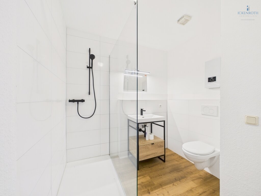 **Renovierte Büro/Praxisräume (ca.55m²) mit Aufzug, KFZ-Stellplatz, Balkon - zentrale Lage mit Laufkundschaft**