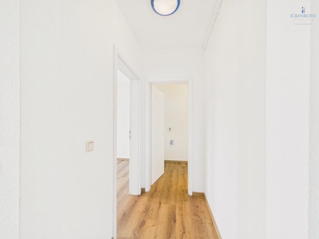 **Renovierte Büro/Praxisräume (ca.55m²) mit Aufzug, KFZ-Stellplatz, Balkon - zentrale Lage mit Laufkundschaft**