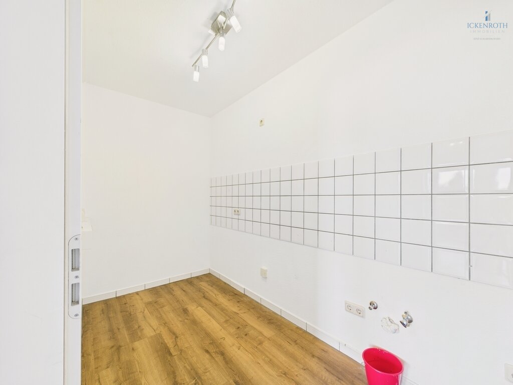 **Renovierte Büro/Praxisräume (ca.55m²) mit Aufzug, KFZ-Stellplatz, Balkon - zentrale Lage mit Laufkundschaft**