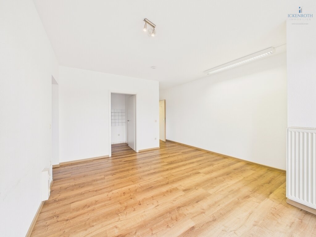 **Renovierte Büro/Praxisräume (ca.55m²) mit Aufzug, KFZ-Stellplatz, Balkon - zentrale Lage mit Laufkundschaft**