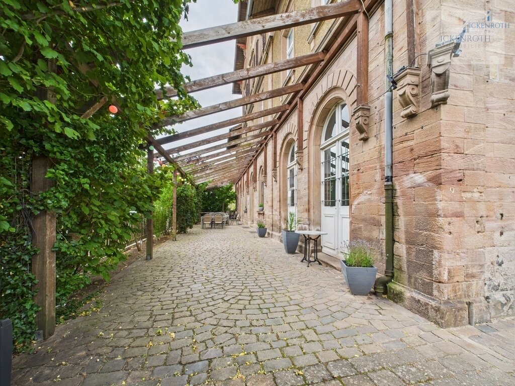 **Gastonomiebetrieb im hist. Gebäude mit großem Außenbereich - erstklassige Lage!** 