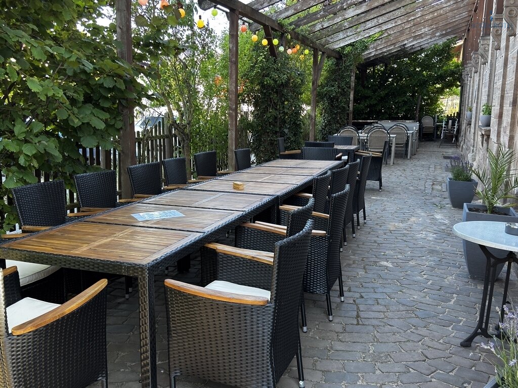 **Gastonomiebetrieb im hist. Gebäude mit großem Außenbereich - erstklassige Lage!** 