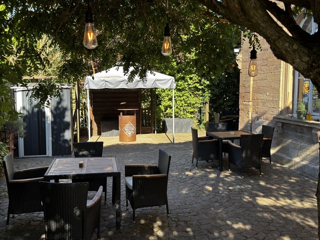 **Gastonomiebetrieb im hist. Gebäude mit großem Außenbereich - erstklassige Lage!** 