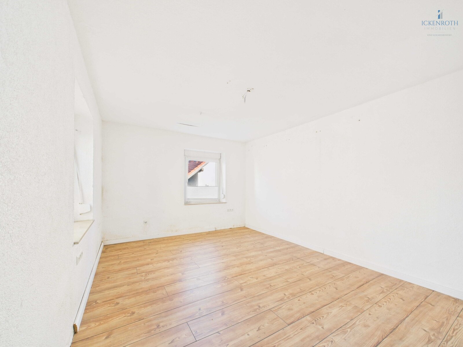 **Charmantes EFH mit großem Garten, guter Raumaufteilung, Garage, Pool uvm.- ruhige Lage!**