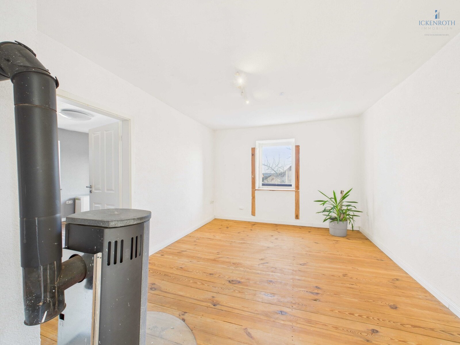 **Charmantes EFH mit großem Garten, guter Raumaufteilung, Garage, Pool uvm.- ruhige Lage!**