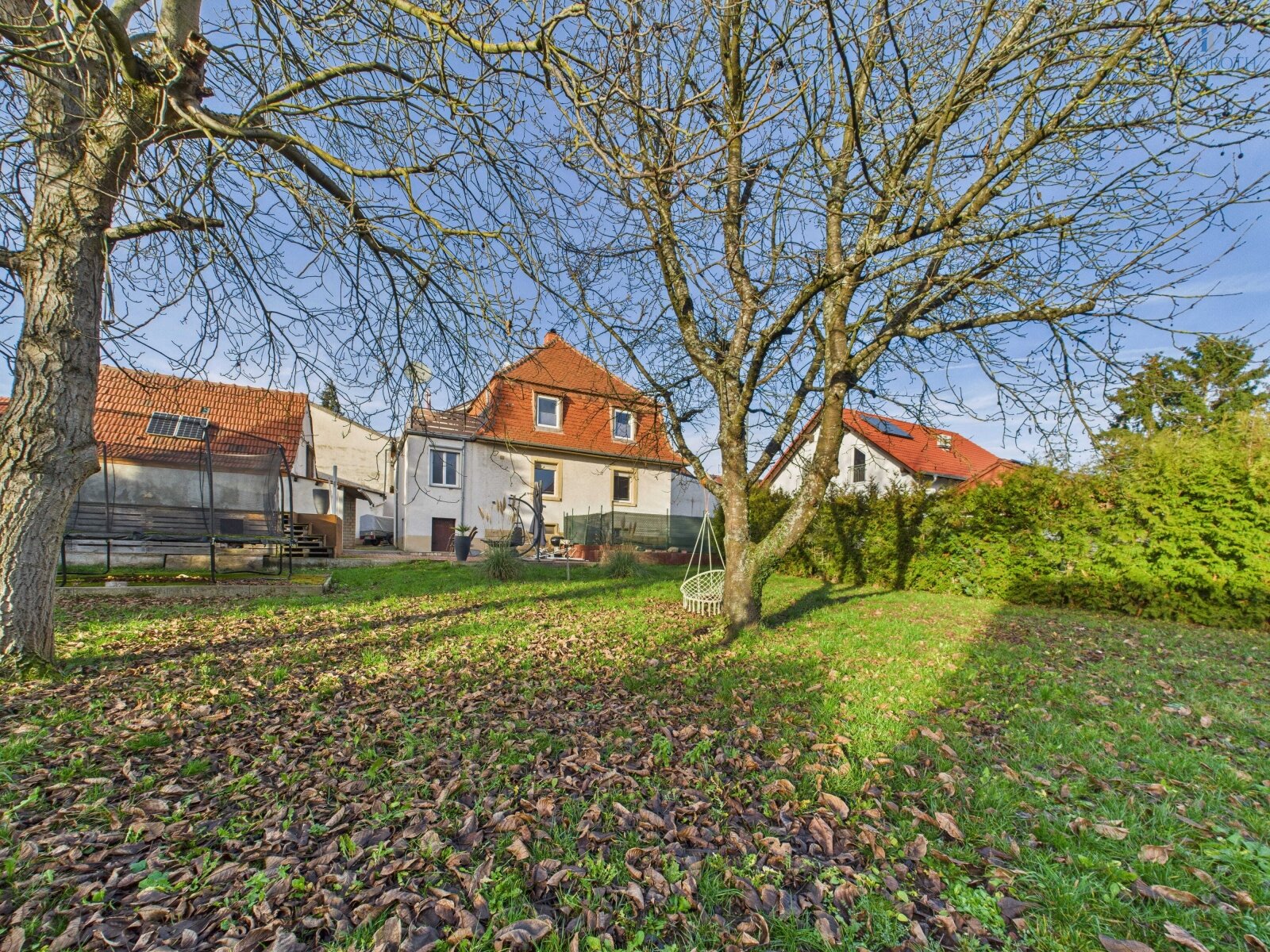 **Charmantes EFH mit großem Garten, guter Raumaufteilung, Garage, Pool uvm.- ruhige Lage!**